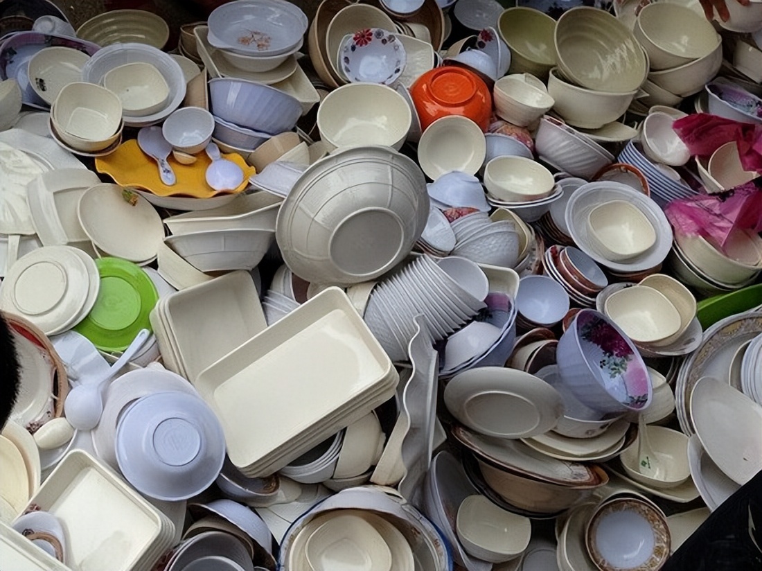 奉劝大家：不要给家人用这3种饭碗！真的不好用，还不安全