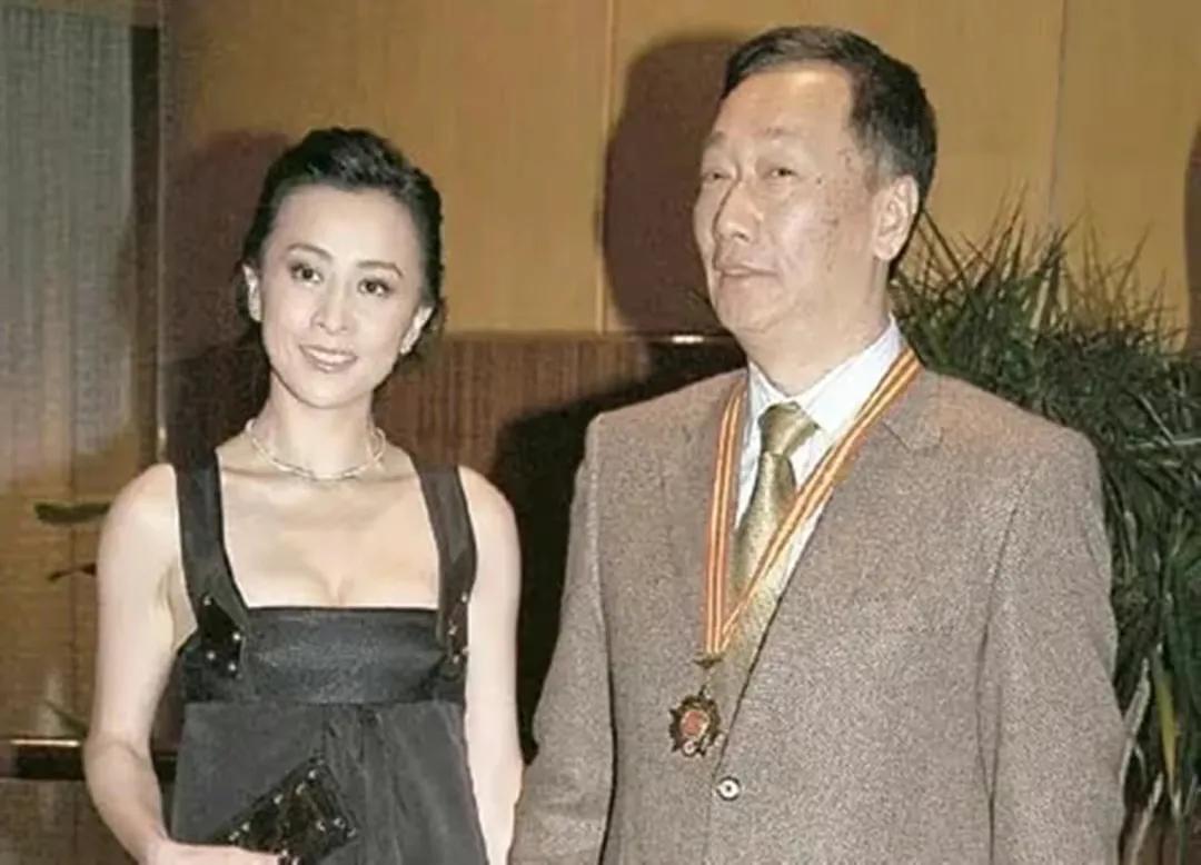 郭台铭:原配离世直呼上帝不公,却转身娶了比儿子大两岁的小娇妻