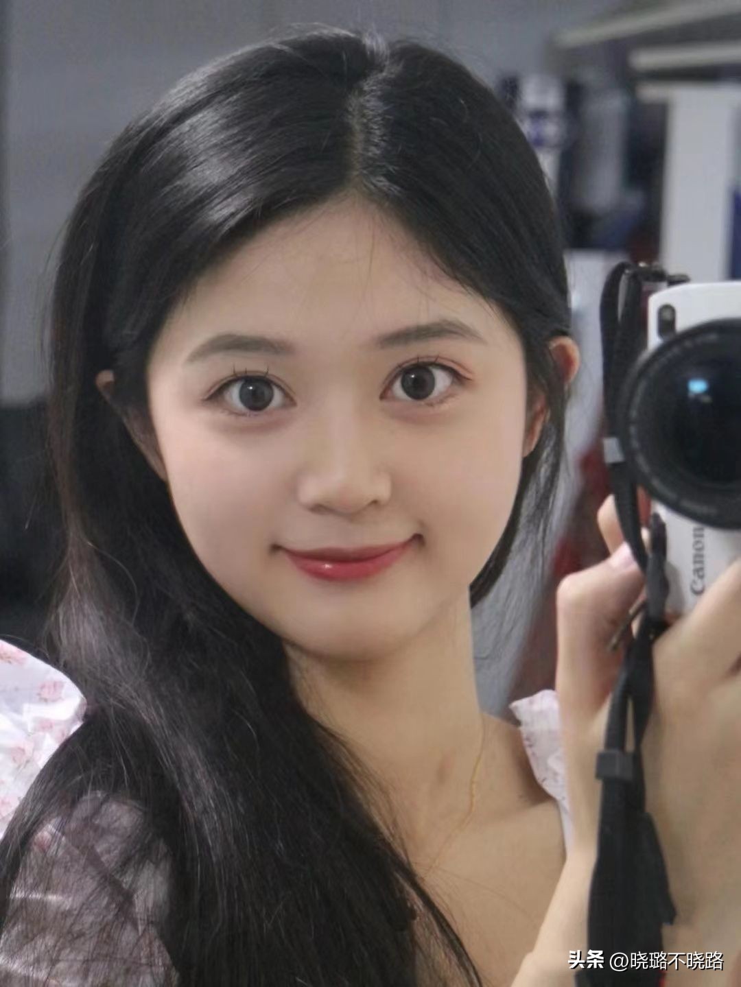 方脸圆脸适合直发还是卷发,大脸方脸适合什么短发型减龄洋气