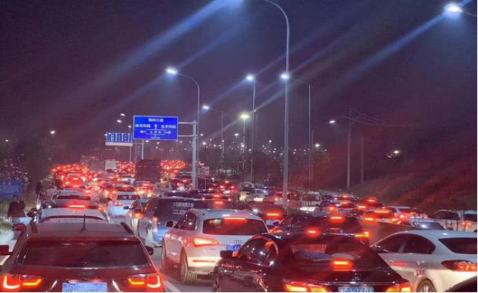 90后小情侣花16万爆改房车当家,深圳90后情侣16万爆改房车