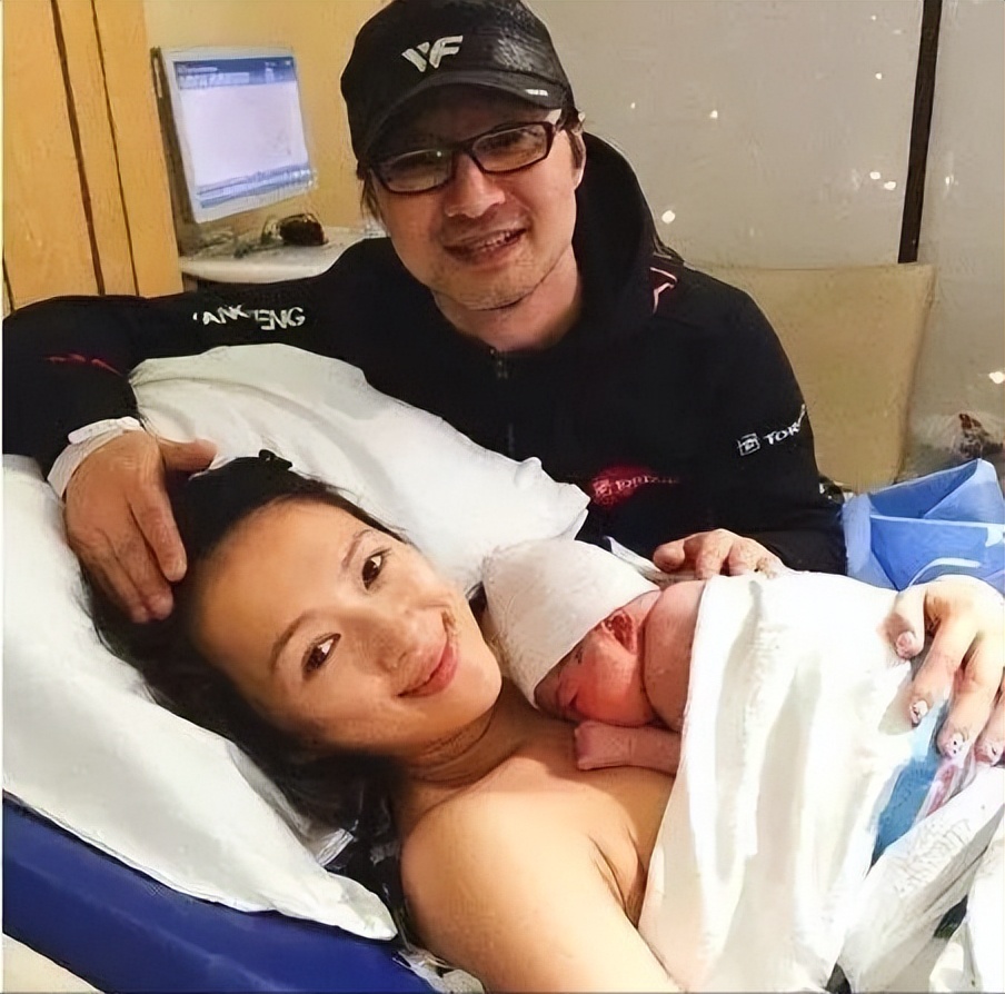 张艺谋毕业典礼,张艺谋参加长子毕业礼