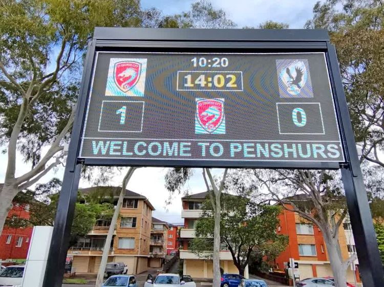 在悉尼PenshurstPark彭斯赫斯特公园球场，看一场社区少年足球赛