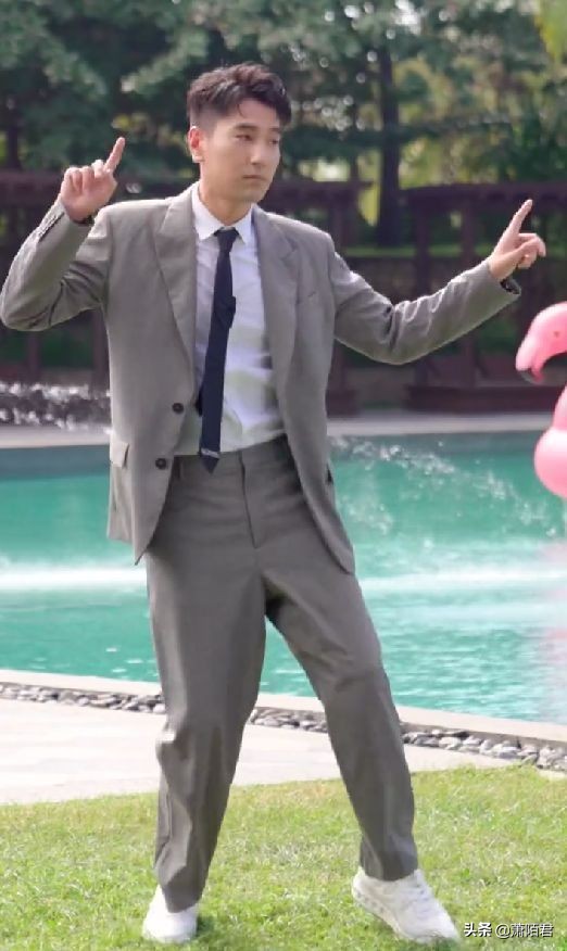 赵又廷现身机场引来女粉丝尖叫,赵又廷出道快乐大本营