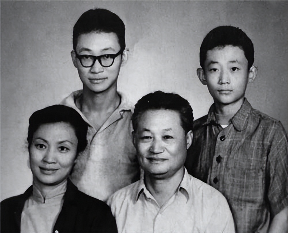 出国6年，丈夫终于归来，可苑茵却每晚背对他，原因令人心酸