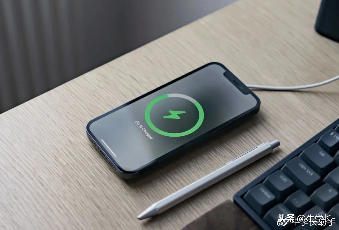 iphone12莫名黑屏开不了机,iphone12突然黑屏开不了机