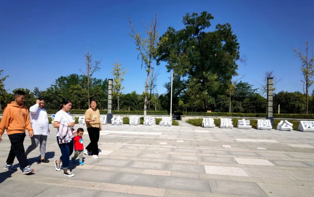 请大家奔走相告,请奔走相告啥意思