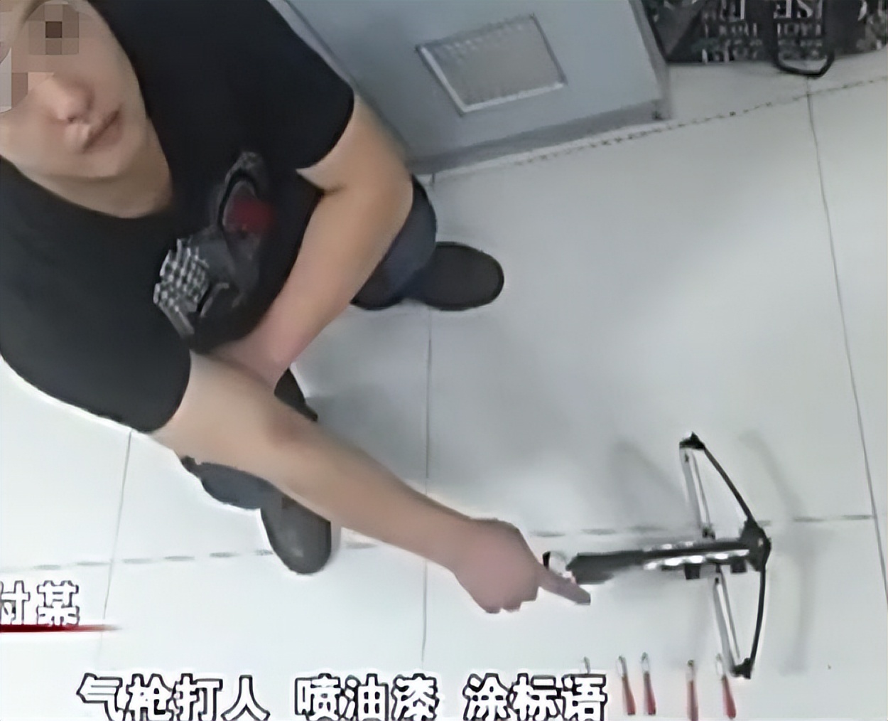 2015年男子打游戏时,腿部出现神秘红点,去医院检查才发现中弹了