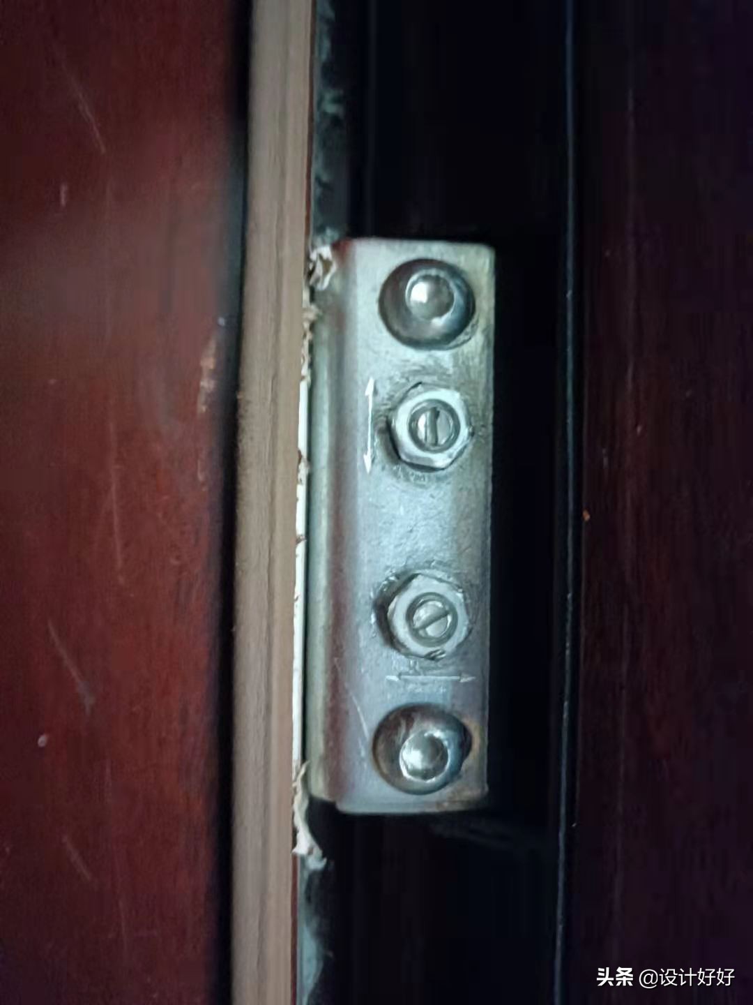 防盗门如何调门框和门的缝隙