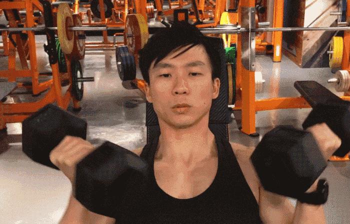 以哑铃动作来练肩部肌肉