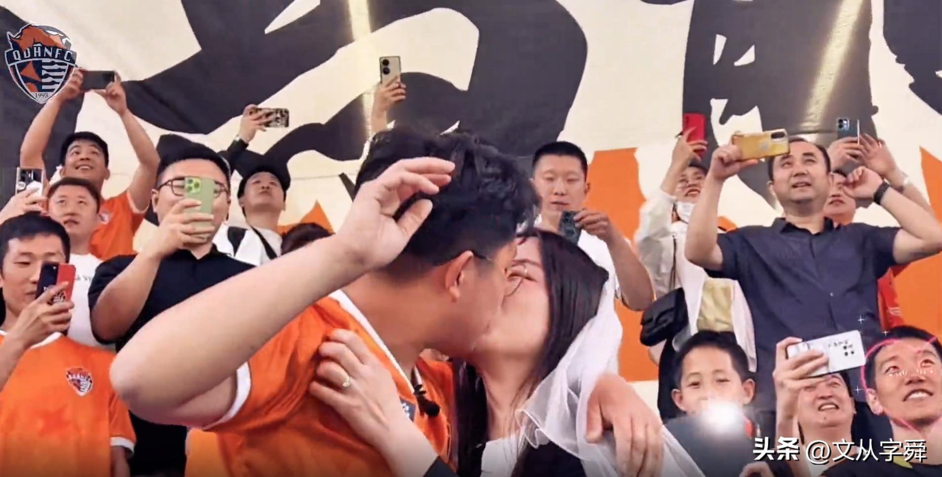 青岛足球甜蜜的520：西海岸拿下六分战，红狮绝杀对手，海牛憾平