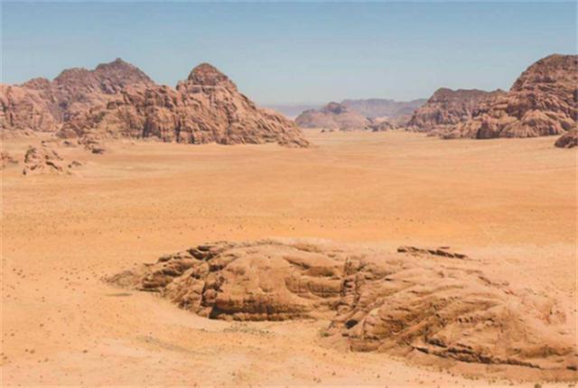 男子跋涉千里挖出6吨重夜明珠,男子挖出直径一米的夜明珠