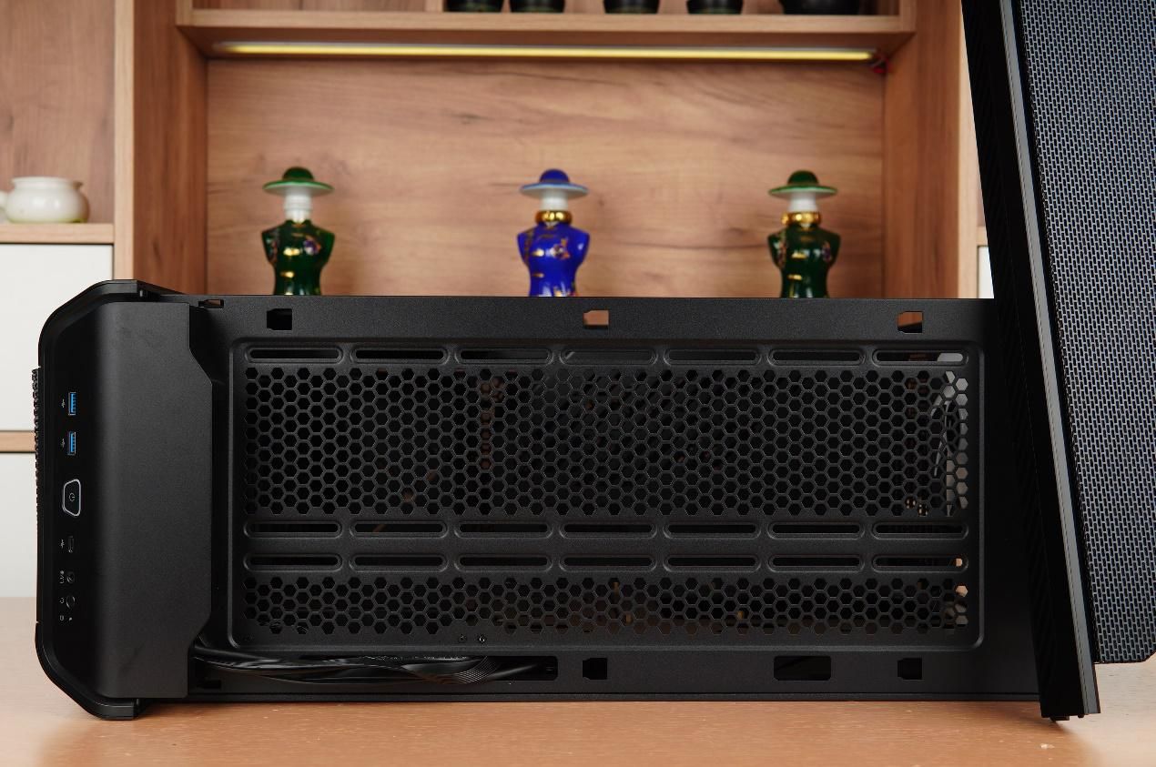 可以装多个硬盘的主机箱,带可插拔硬盘盒的主机