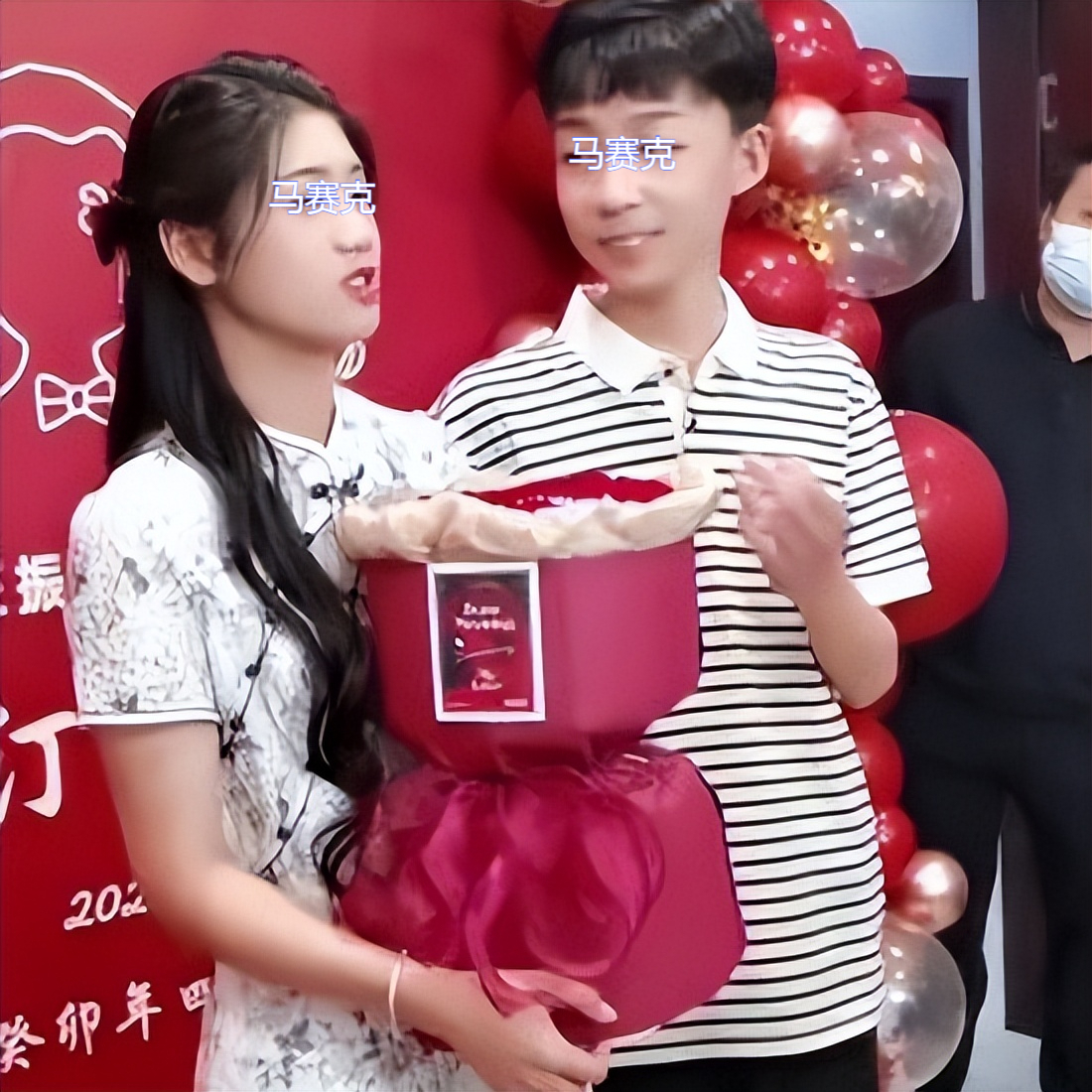 一对男孩女孩高考结束就订婚，是不是有点早？没什么大惊小怪的！