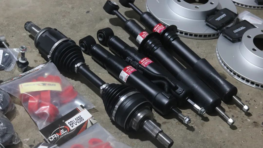 2003年的丰田老霸道，33万公里“车况残旧”，翻新复活变新车