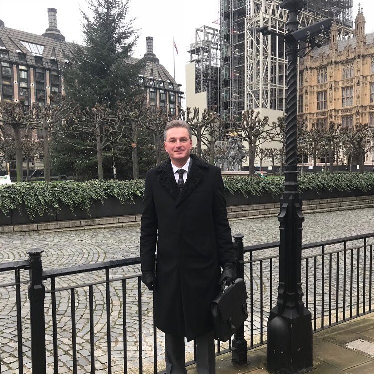 英国议员与苏纳克合影,英国首相苏纳克被支持吗