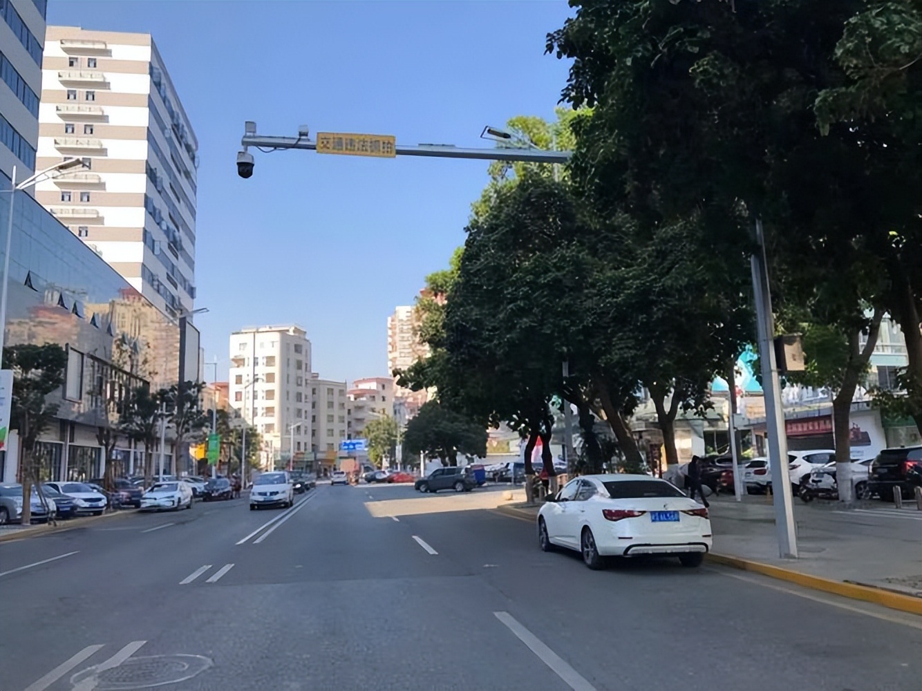 测速电子眼闪烁怎么处罚,电子眼摄像头有闪光灯闪烁