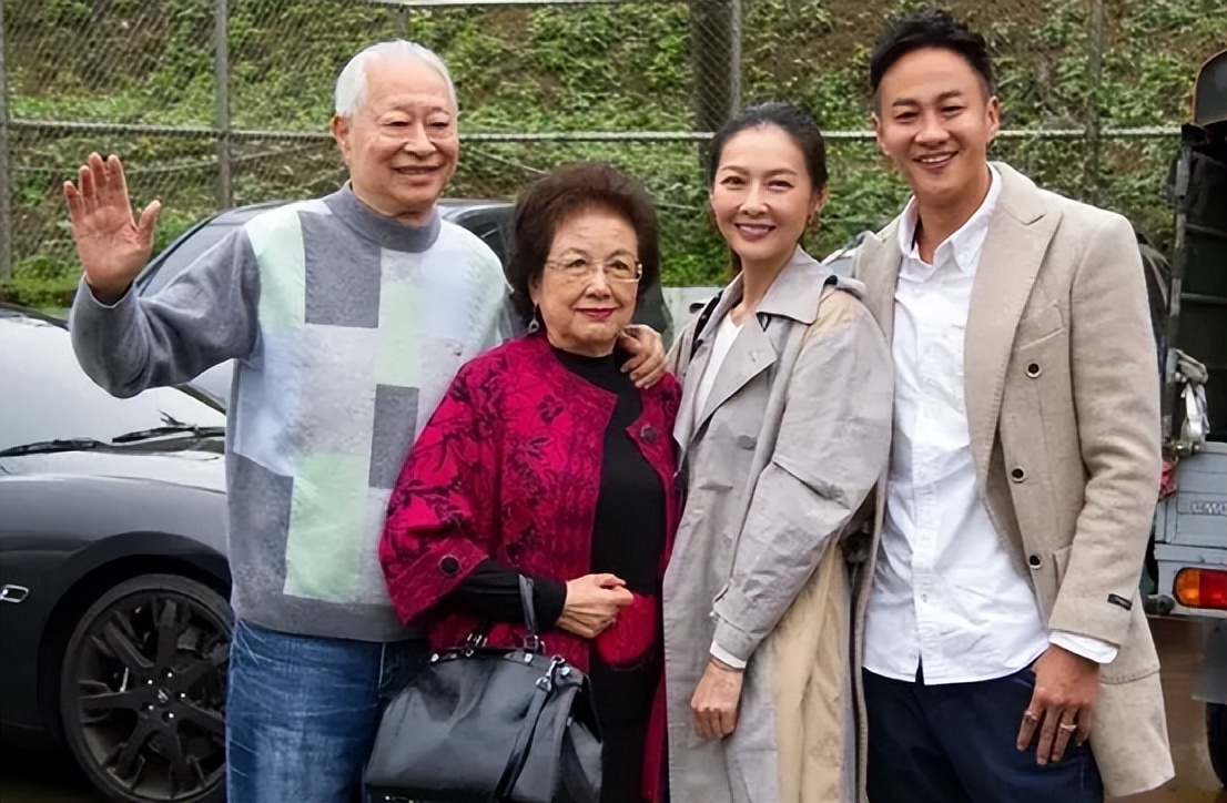 何润东风云红衣女子,何润东全家福曝光