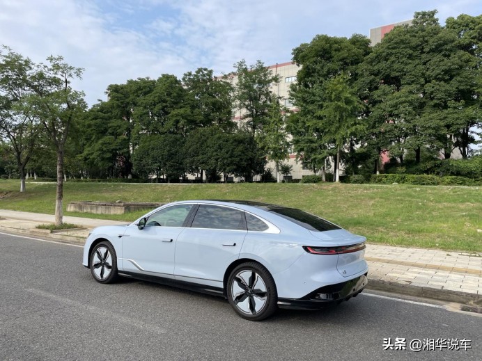 岚图追光舒适和运动模式区别,新车岚图商务车7座售价