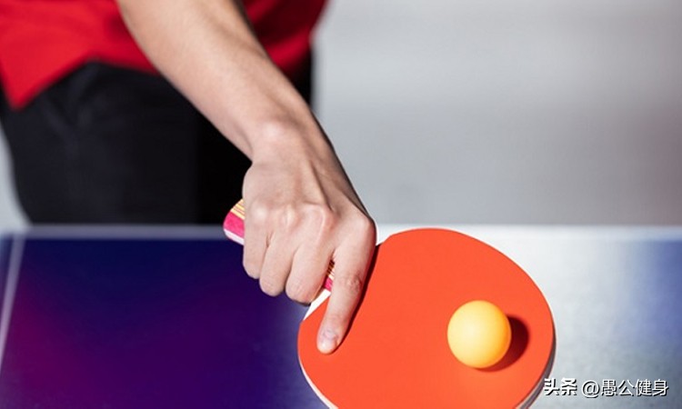 乒乓球爱好者如何选择合适的拍子,乒乓球运动员是怎么选球拍的
