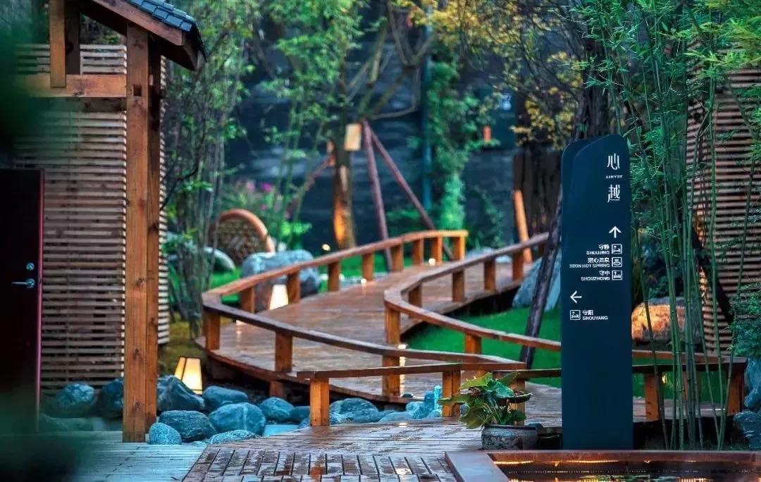 立冬气温仅13℃!快来领取都江堰专属的『入冬四件套』,品围炉暖食、享竹林温泉......成都1.5h直达~