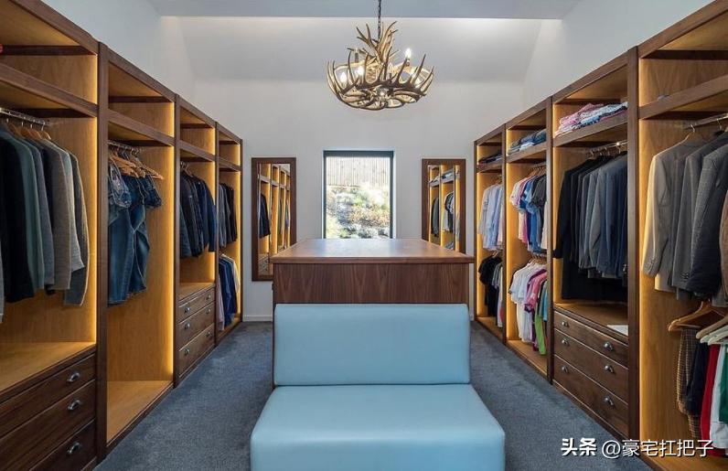 C罗9套豪宅曝光，女友花半小时才走到客厅，车库有超20辆顶级跑车