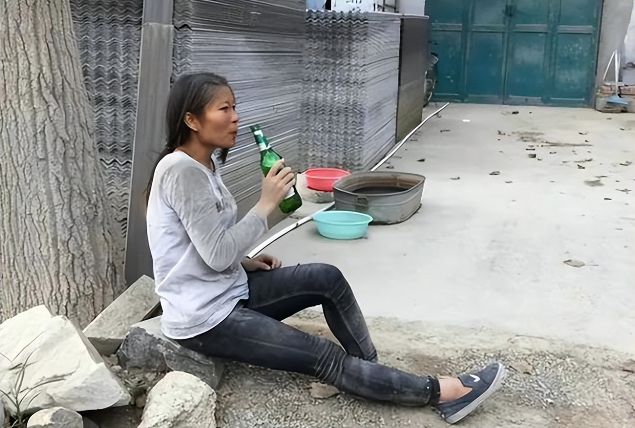 靠卖惨走红的水泥西施现状,水泥西施真实身份揭穿