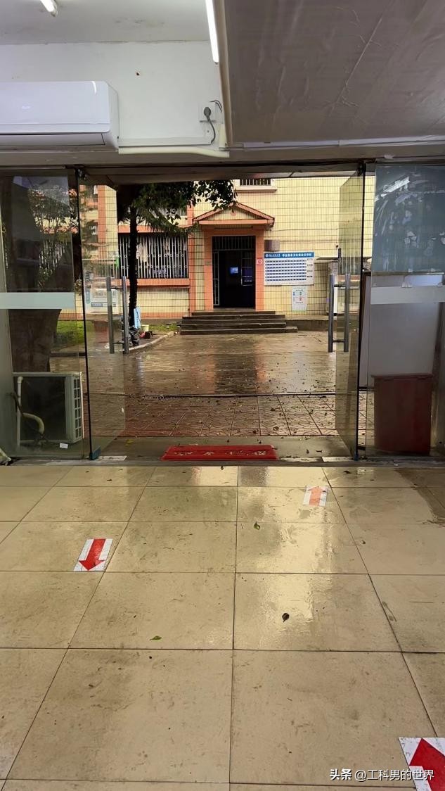 屋里地板冒水珠是怎么回事,大热天地板冒水珠是什么原因