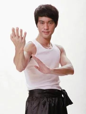 陈国坤撞脸李小龙,陈国坤长得像古天乐