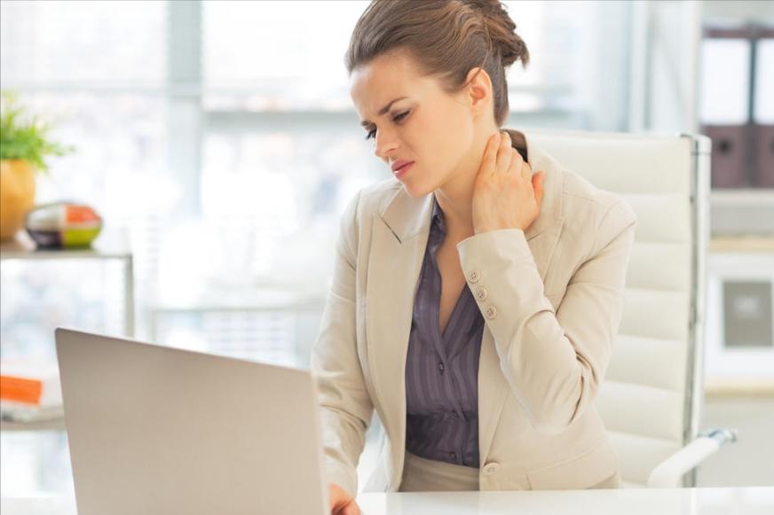 肩背疼痛的中医疗法,宅家久了背部酸痛怎么办