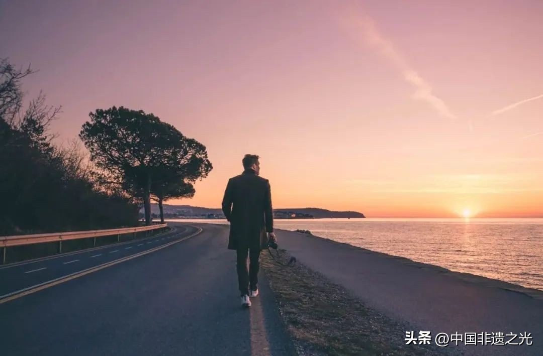 人的一生最大的破产是信用破产,一个人最大的破产是诚信