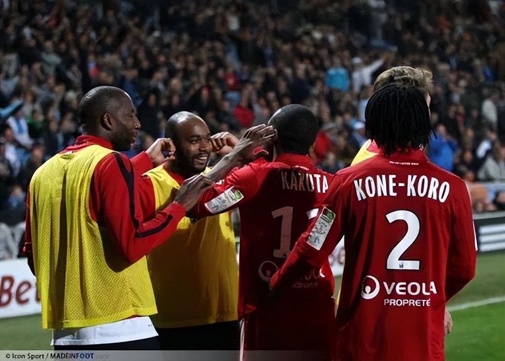 布里斯小传丨年少父亲踢球养家，法甲射手定居成都