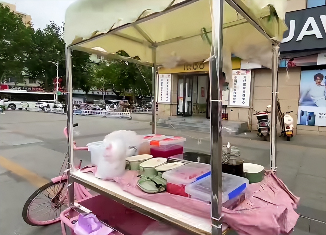 摆摊卖冰粉挣了二十万,女大学生初次摆摊卖冰粉