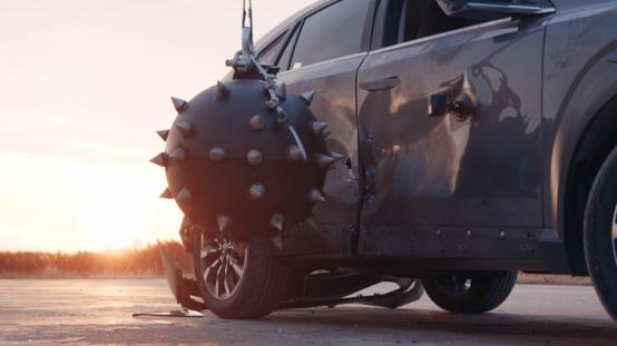 请注意这不是电影特效！影酷在非人道“虐车”下存活了！