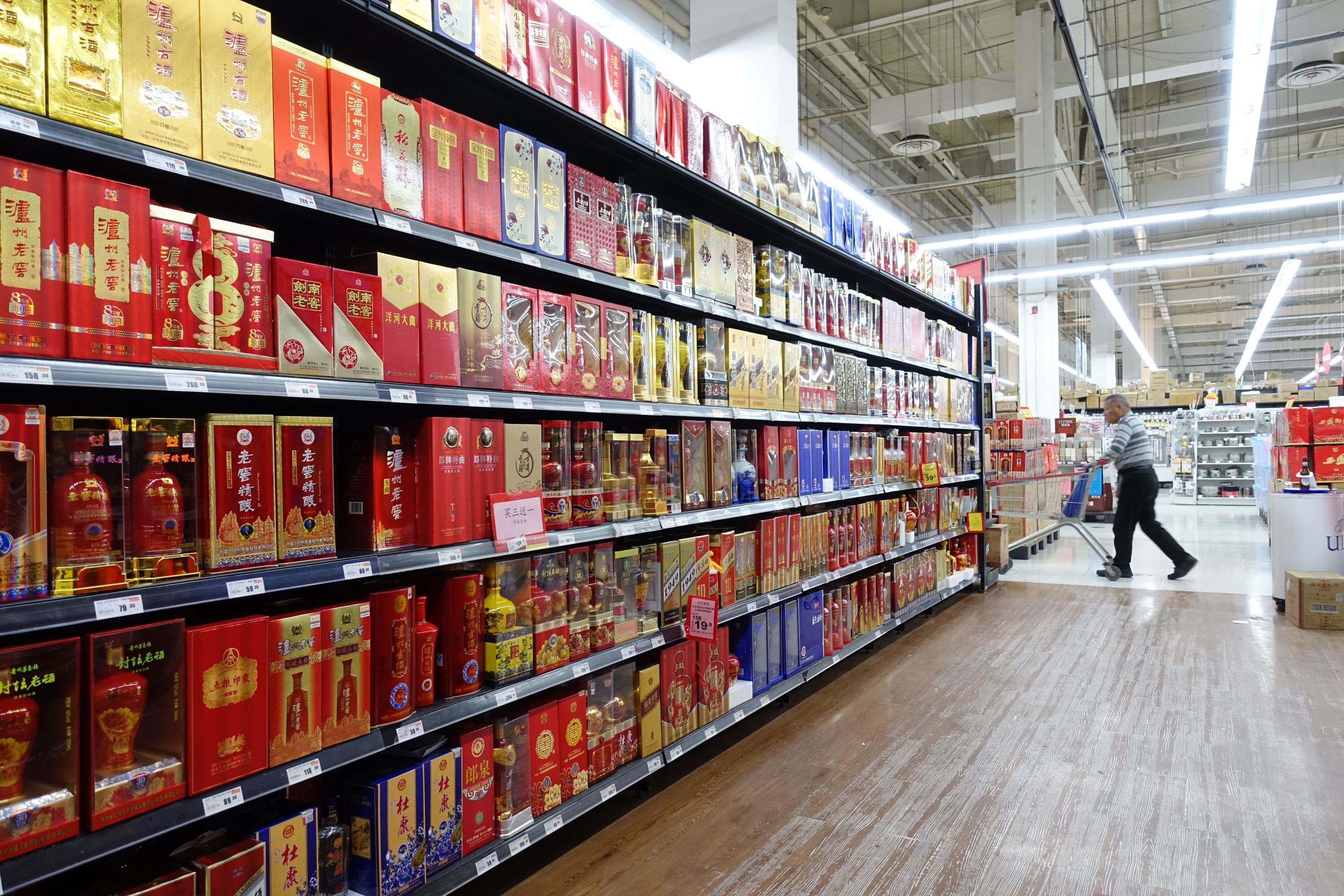 白酒狂热：新资本，黑历史，坐收渔利的卖铲人