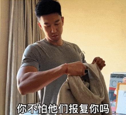 *拍偷**男被196cm肌肉男放倒制服，网友感叹：这体格一般人不敢惹