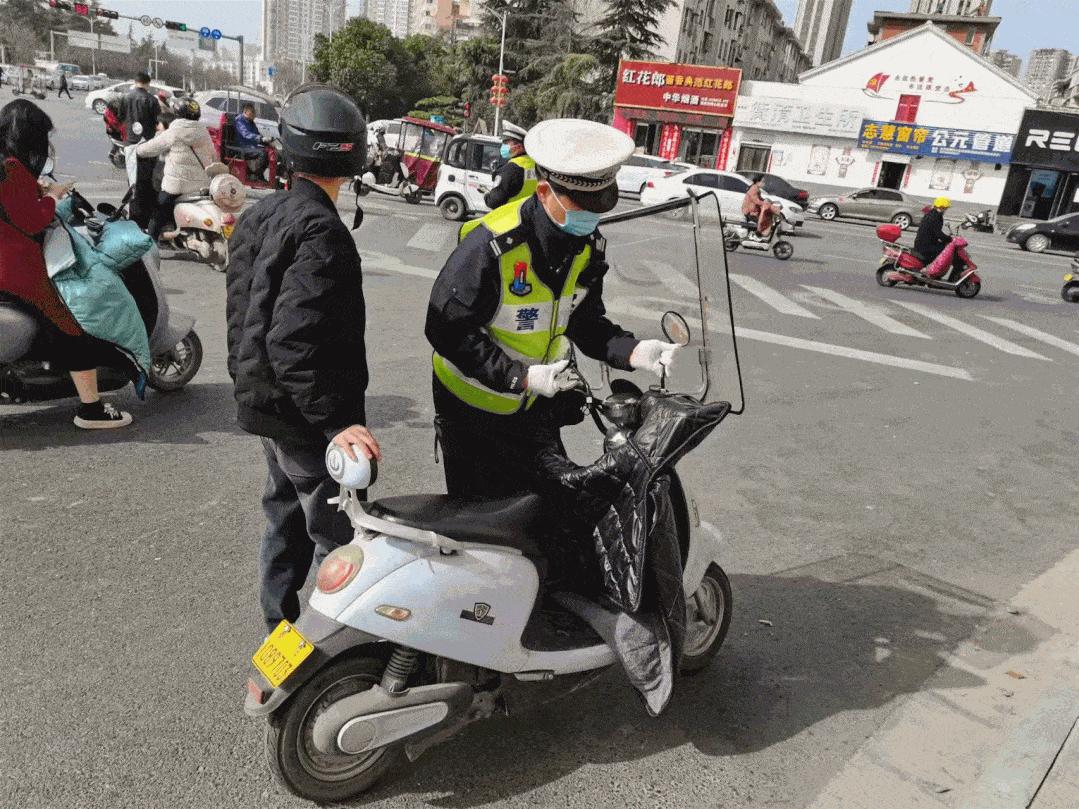 南阳电动车私加篷伞专项整治行动,南阳交警开展春雷行动