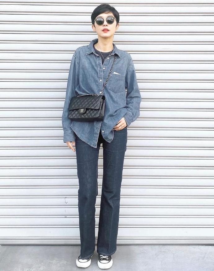 宽松垂直感白衬衣怎么穿出高级感,白衬衣在秋冬要怎么穿才时髦呢