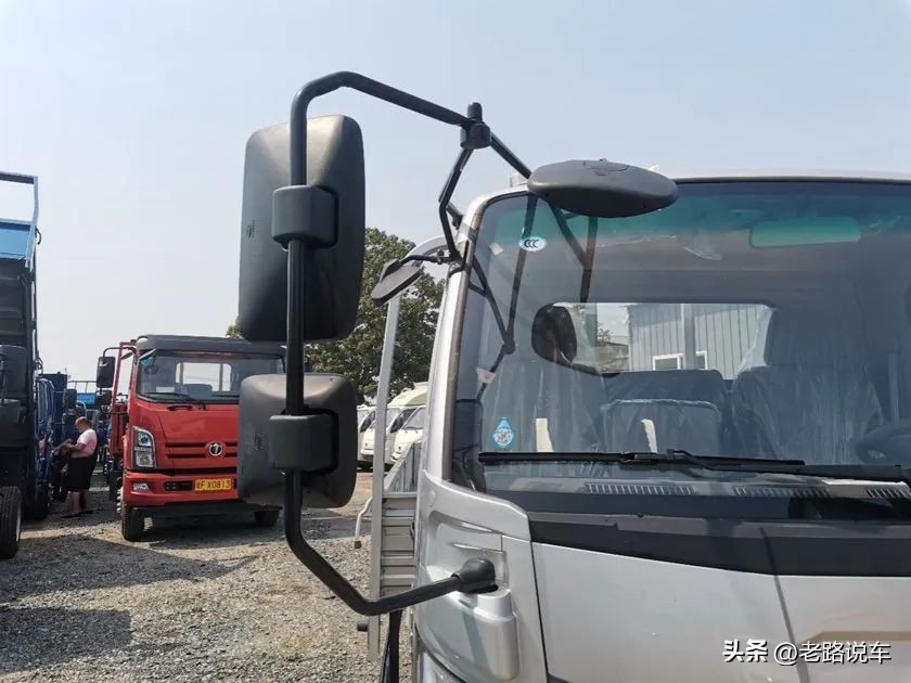 奥驰轻卡v2,飞碟奥驰x2和奥驰v2的区别