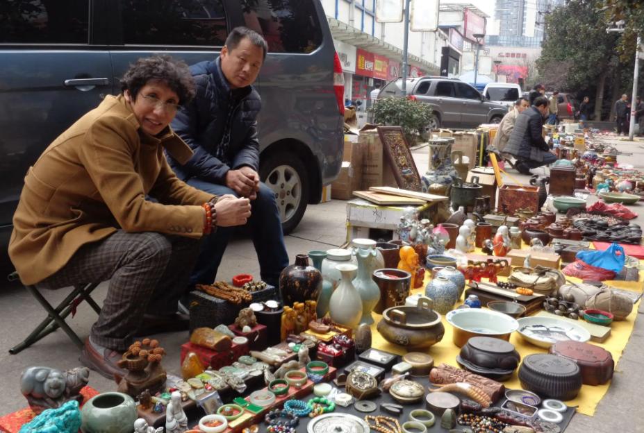 男子花10万块买下12幅画,男子花12000买的一幅画