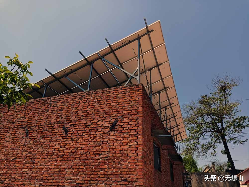 疫情宅家没收入焦虑,邻居建议房顶安太阳能发电挣钱,靠谱吗?