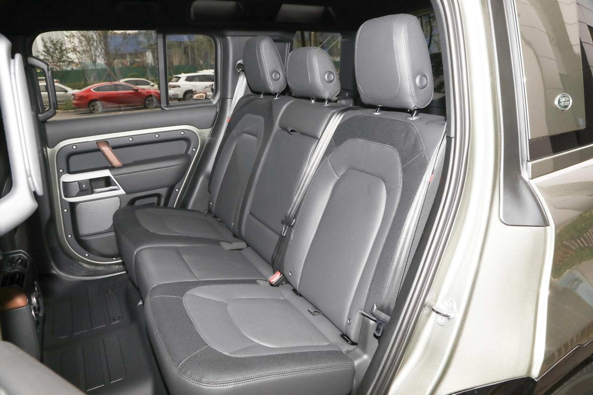 路虎卫士丐版越野能力,硬派越野舒适豪华路虎卫士