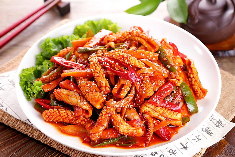 炒鱿鱼必须要焯水吗,炒鱿鱼家常做法需要焯水吗