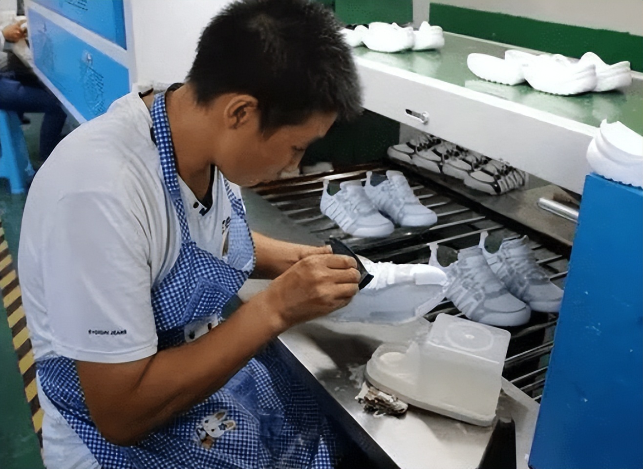 为什么现在年轻人不愿意去制造业,制造业艰难时刻打工人何去何从