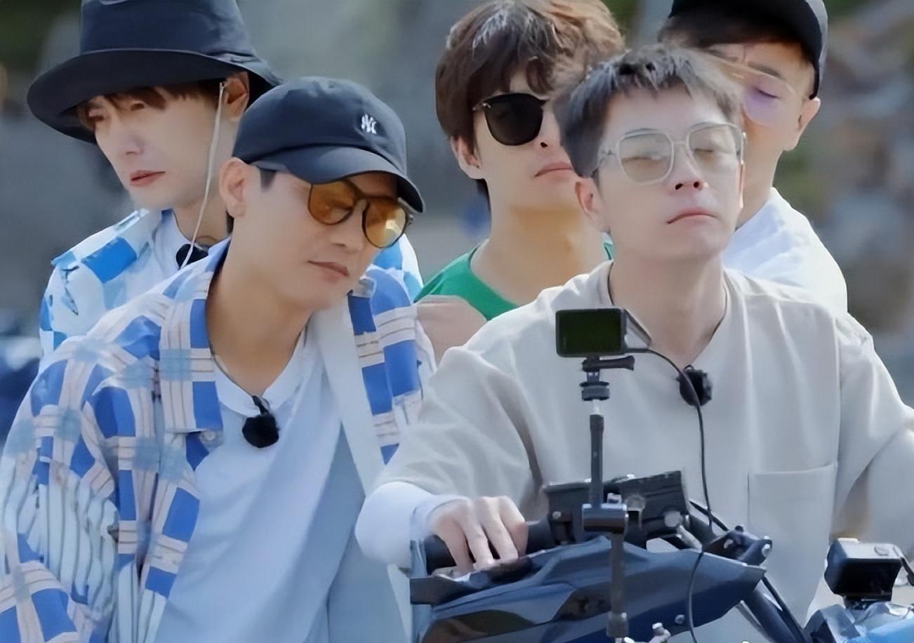 豆瓣评分9.6，全网热度20亿，再就业男团《快乐再出发》不够看