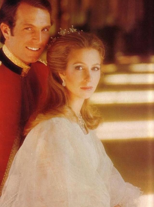 安妮公主向女王行屈膝礼,安妮公主给女王灵柩行屈膝礼