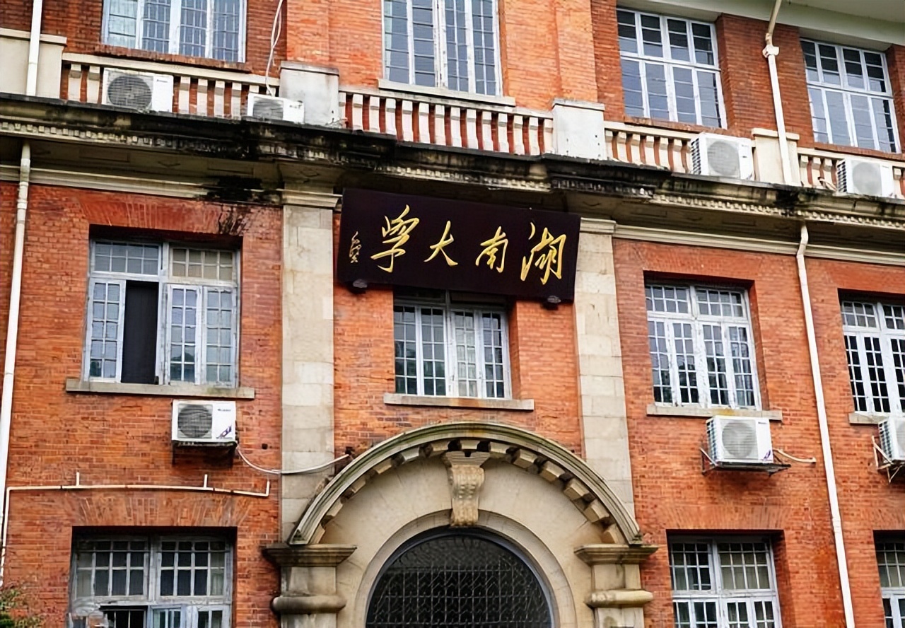 一部手机卖99元，坚持20年不倒闭的荣秀丽，是如何生存至今的