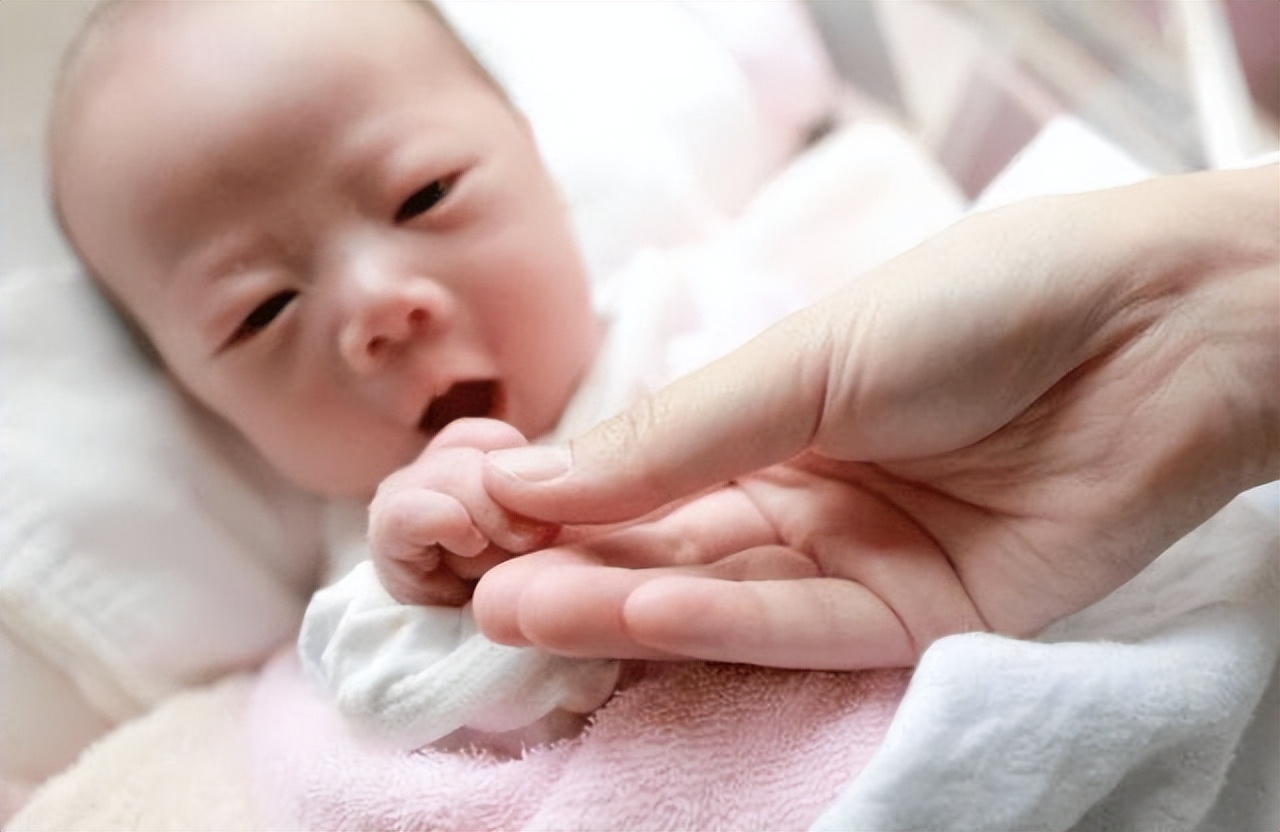 三个月孩子认母表现,三个月大宝宝认人的表现