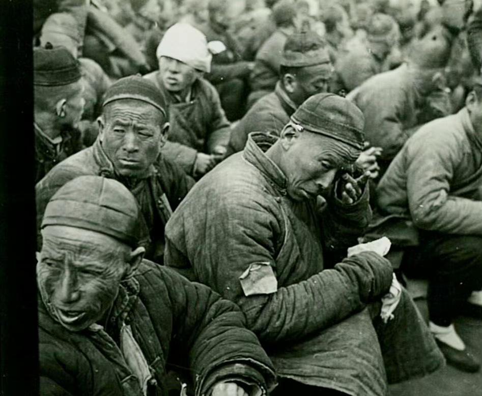 高清老照片：旗人格格大腿岔开豪放洗衣，地主三妻四妾不输女明星