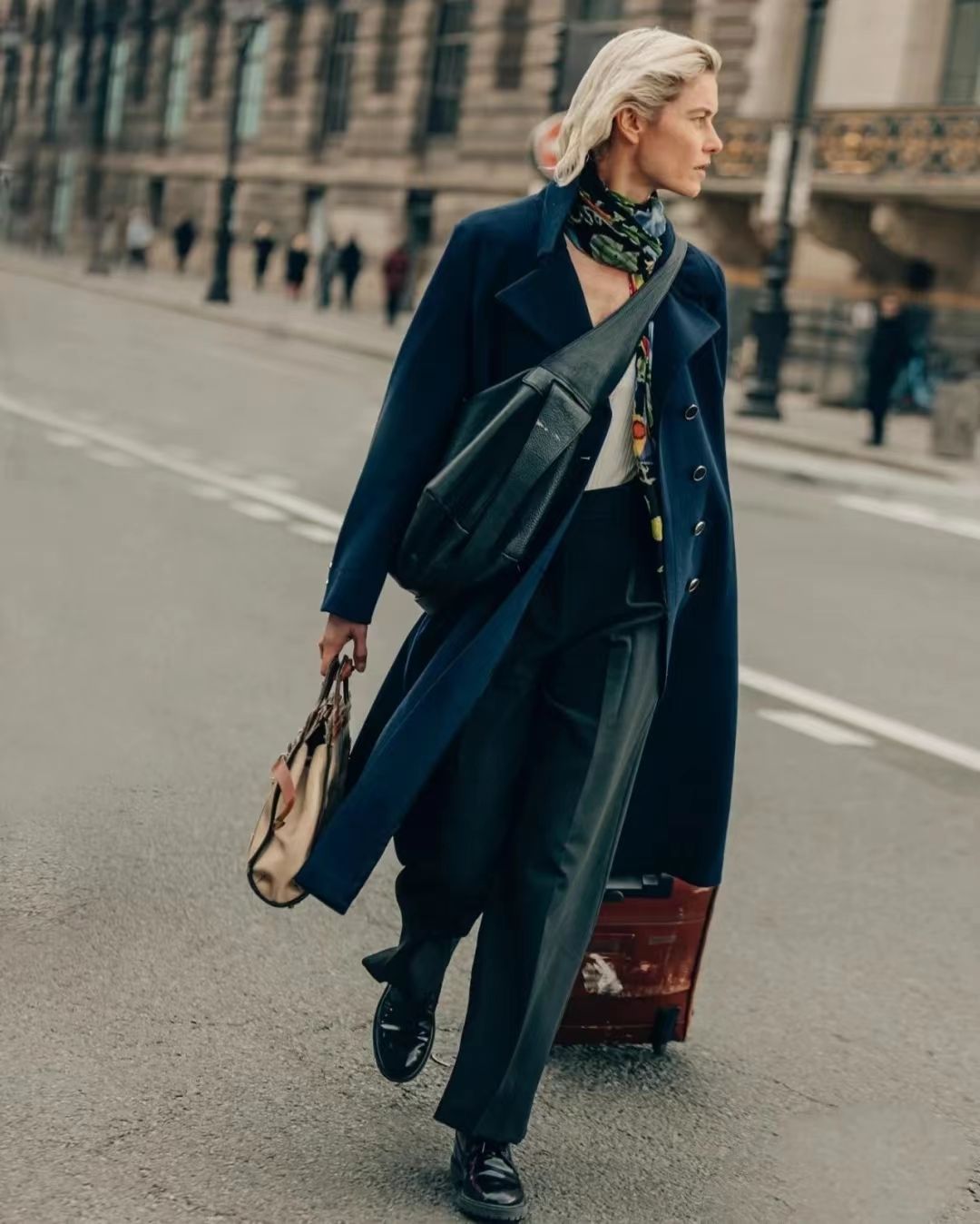 今年冬天流行什么款式的大衣好看,大红呢大衣配什么颜色打底衫