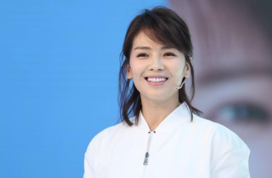 脸部造假，发量造假，牙齿造假，女明星除了性别，还有什么是真的